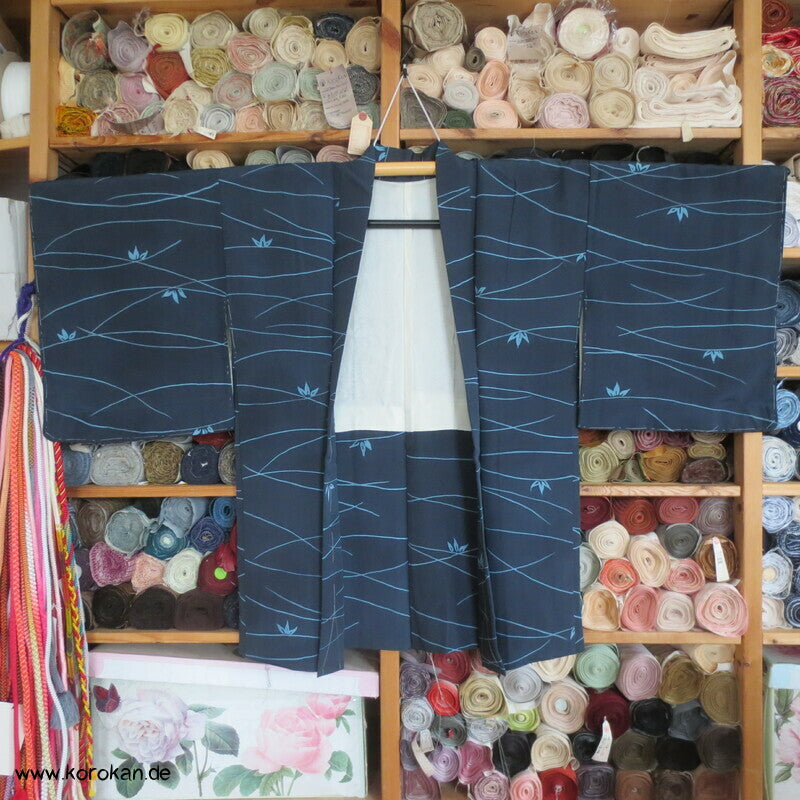 Haori Kimono Jacke navyblau Seidencrepe Blätter auf Wasser schwimmend