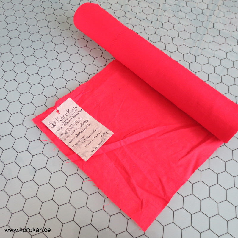 roter Stoffrest schlichter Baumwollstoff uni, Flecken