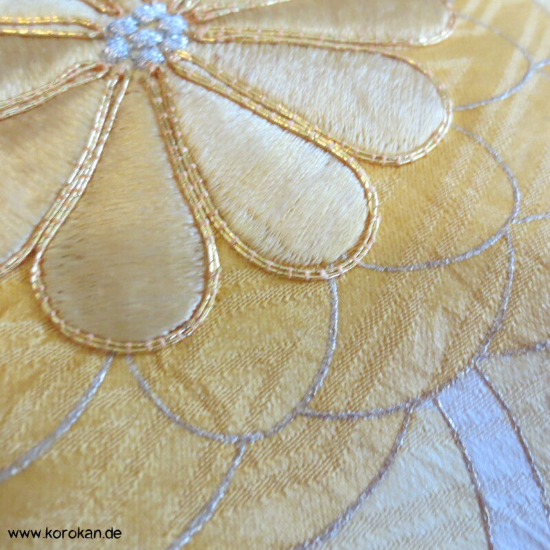 Shibori Rauten und Stickerei Furisode, Rinzu Damast