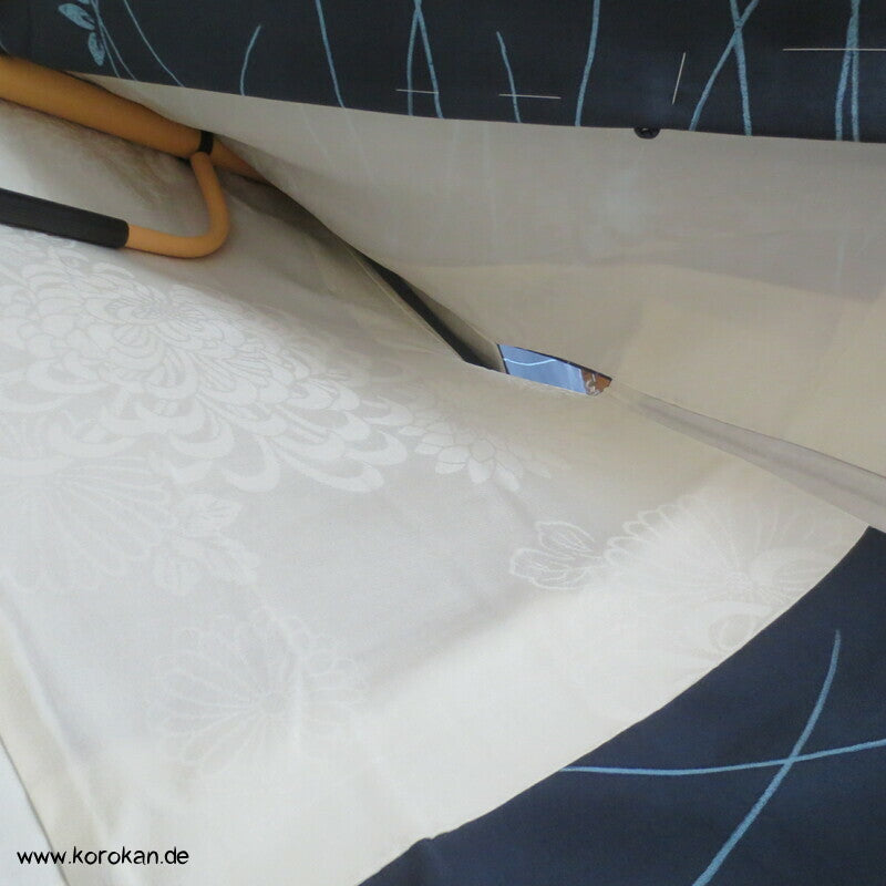 Haori Kimono Jacke navyblau Seidencrepe Blätter auf Wasser schwimmend