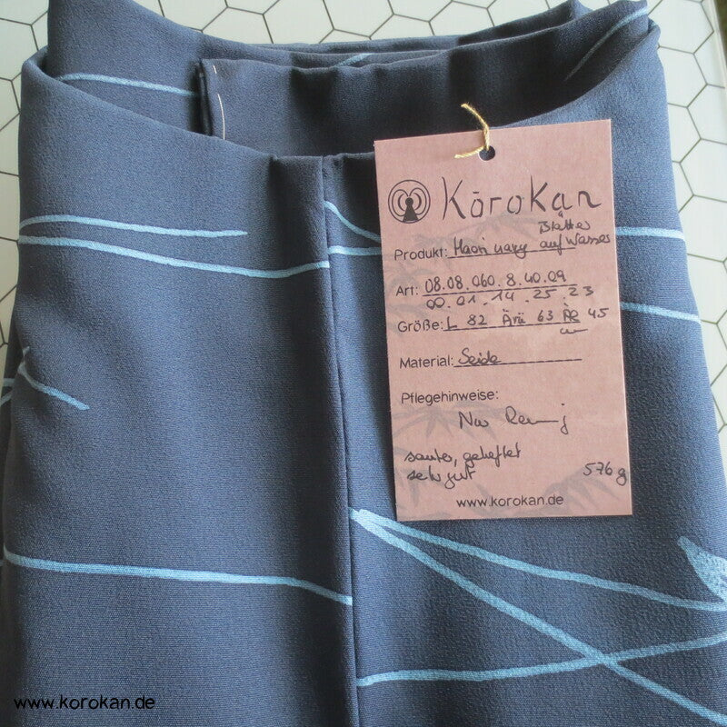 Haori Kimono Jacke navyblau Seidencrepe Blätter auf Wasser schwimmend