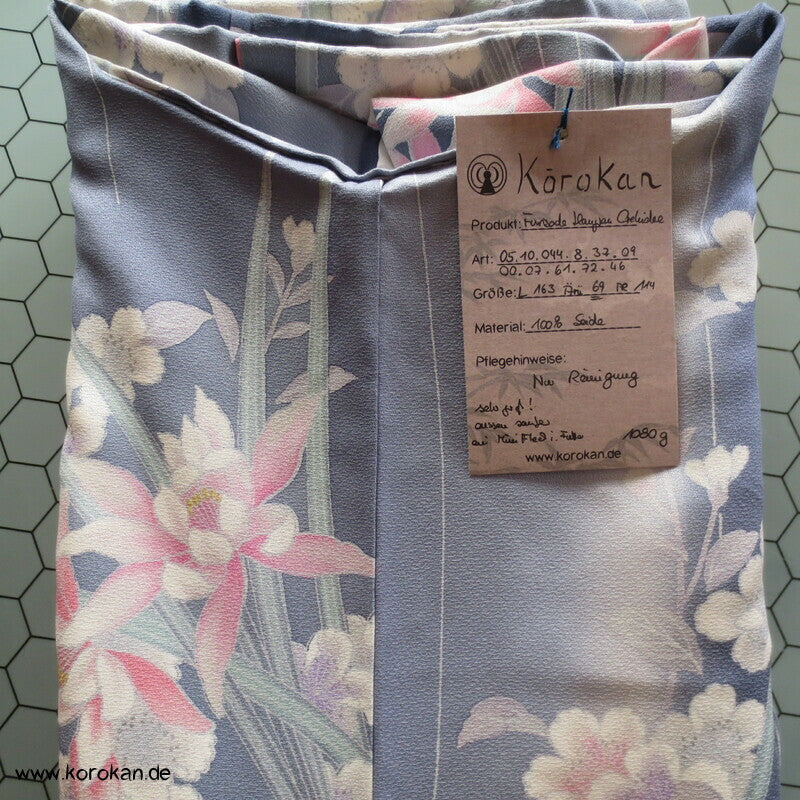 blaugrauer Seidendamast Furisode Kimono Orchideen und Sakura Blüten, groß