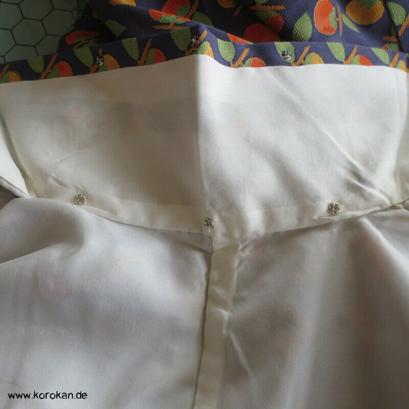 Persimonen auf blauviolett, Goldakzente Seiden Chirimen Crepe Komon Kimono