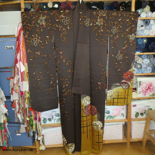 fallende Blüten über Temaribällen Seidendamast Furisode Kimono