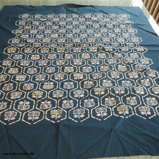 großes Furoshiki, stilisierte Kamelienblüten auf petrol