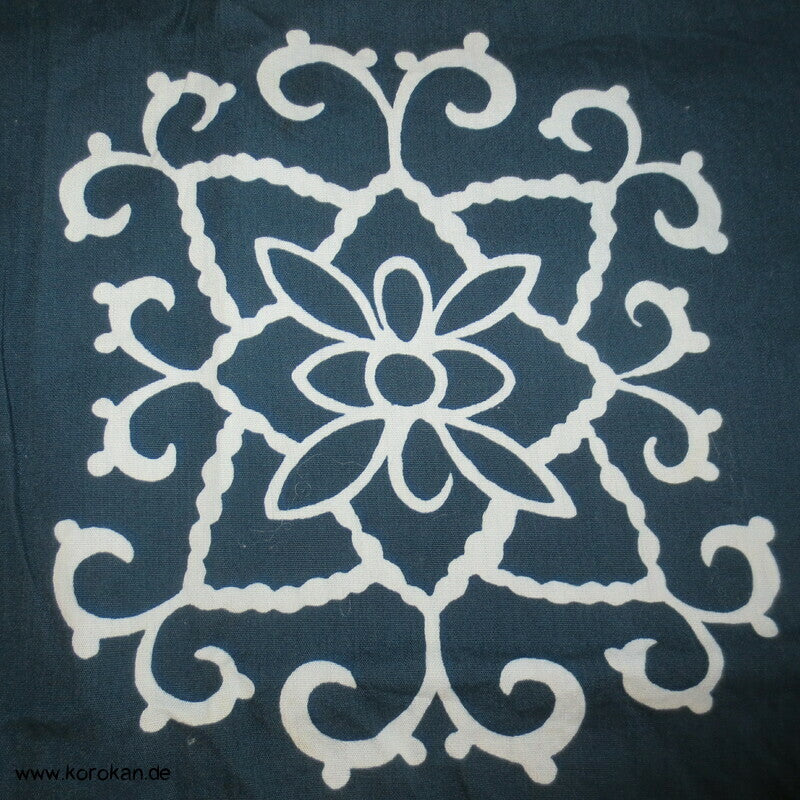sehr großes Furoshiki, weiße Ornamente auf petrol