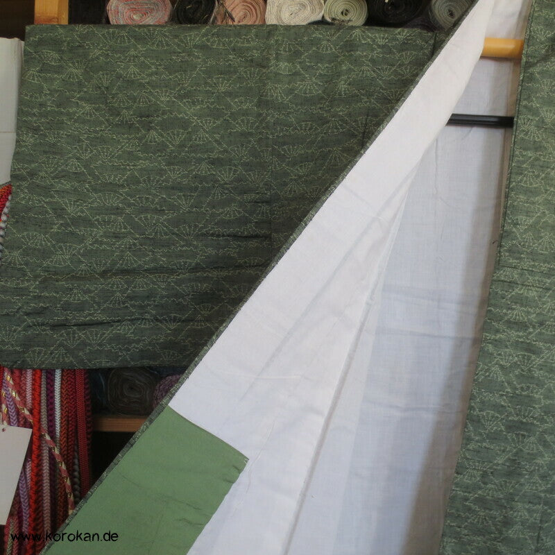 Fächer auf dunkelgrün Kasuri Tsumugi Kimono