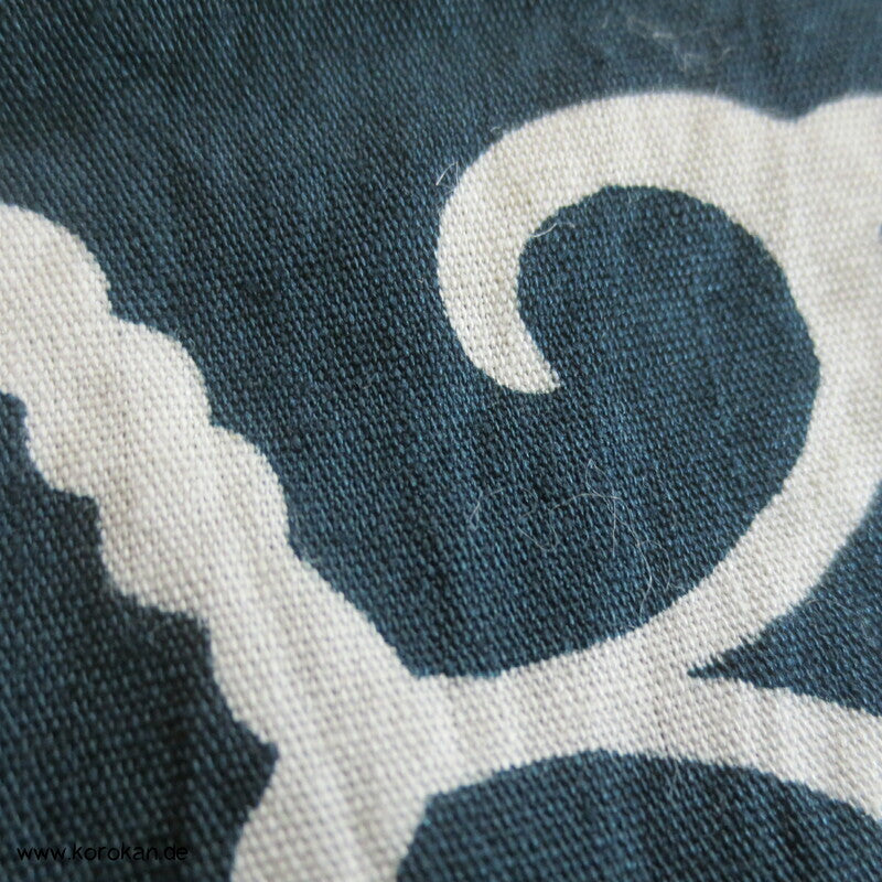 sehr großes Furoshiki, weiße Ornamente auf petrol