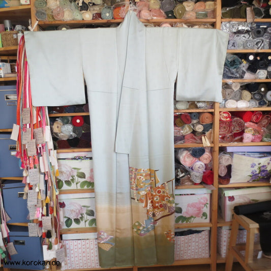 Kimonos auf Ständern Seiden Irotomesode