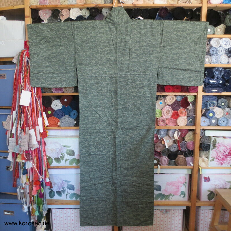Fächer auf dunkelgrün Kasuri Tsumugi Kimono