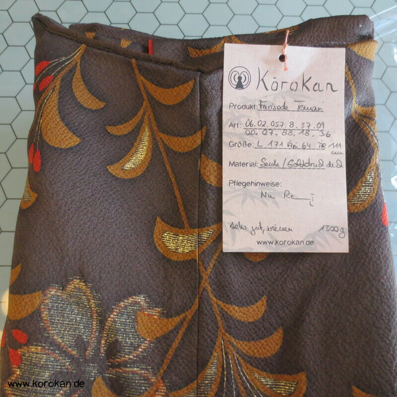 fallende Blüten über Temaribällen Seidendamast Furisode Kimono