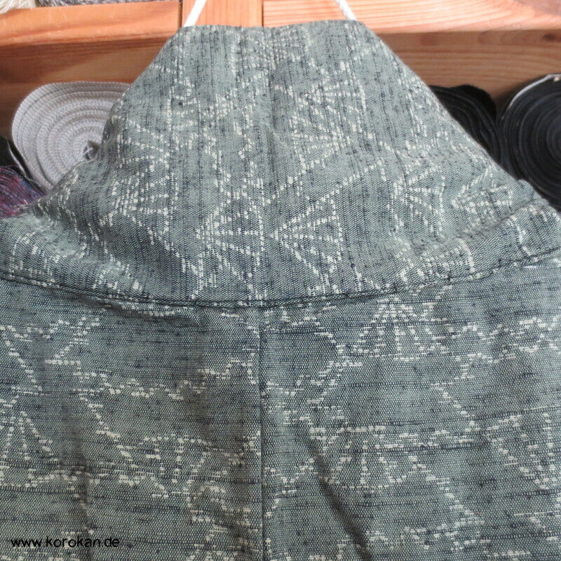 Fächer auf dunkelgrün Kasuri Tsumugi Kimono