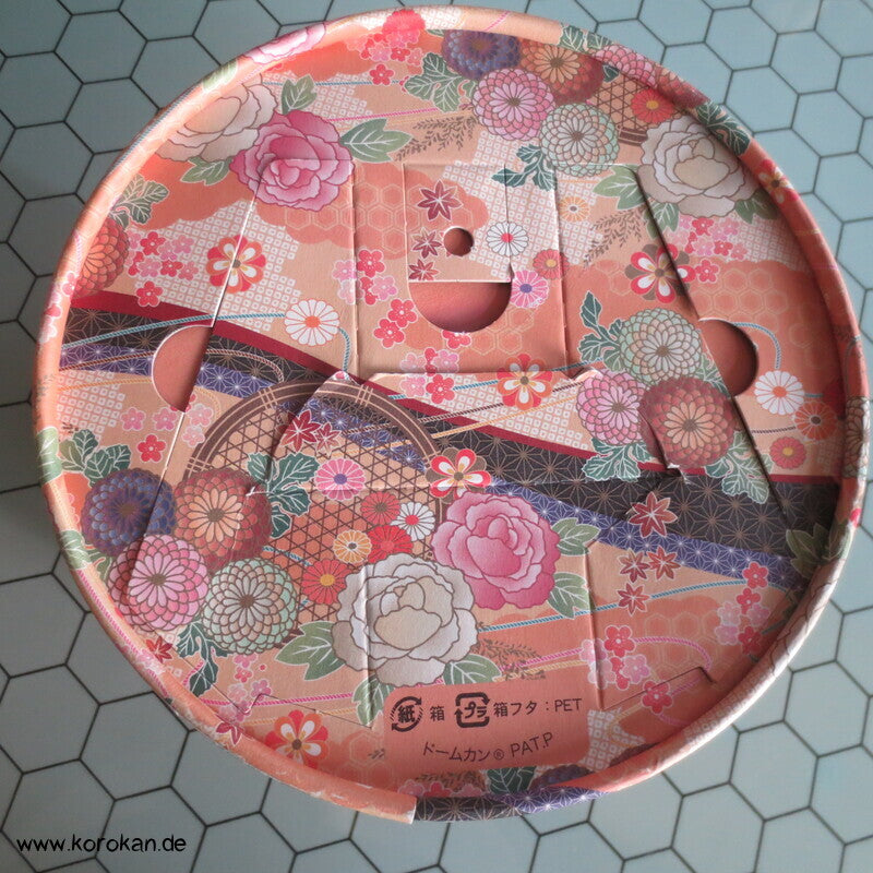 runde japanische Pappschachtel mit alten Stoffblüten
