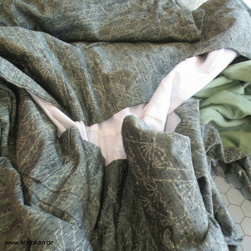 Fächer auf dunkelgrün Kasuri Tsumugi Kimono