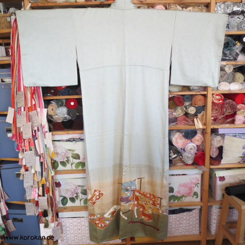 Kimonos auf Ständern Seiden Irotomesode