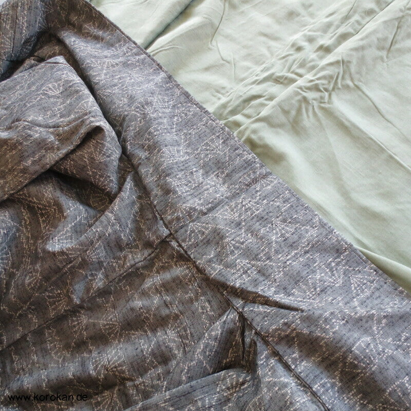 Fächer auf dunkelgrün Kasuri Tsumugi Kimono