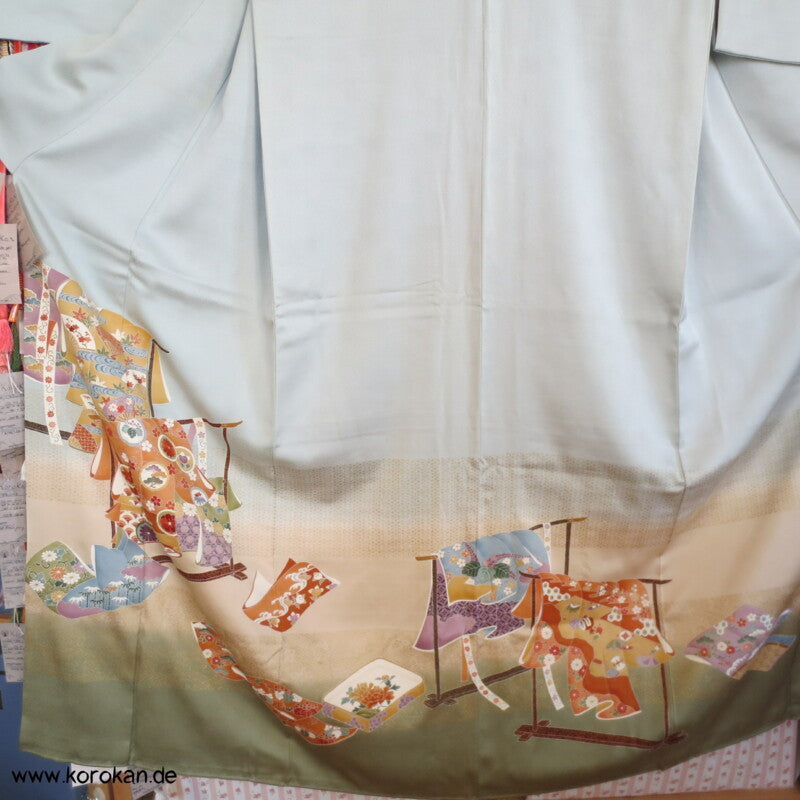 Kimonos auf Ständern Seiden Irotomesode