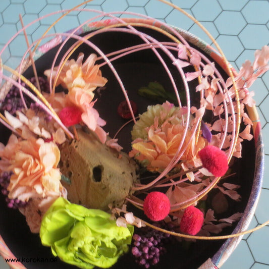 runde japanische Pappschachtel mit alten Stoffblüten