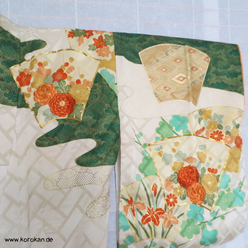 "2" Fächer und Kiku, Golddruck/ -stickerei Seidendamast Homongi Kimono