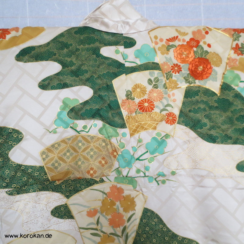 "2" Fächer und Kiku, Golddruck/ -stickerei Seidendamast Homongi Kimono