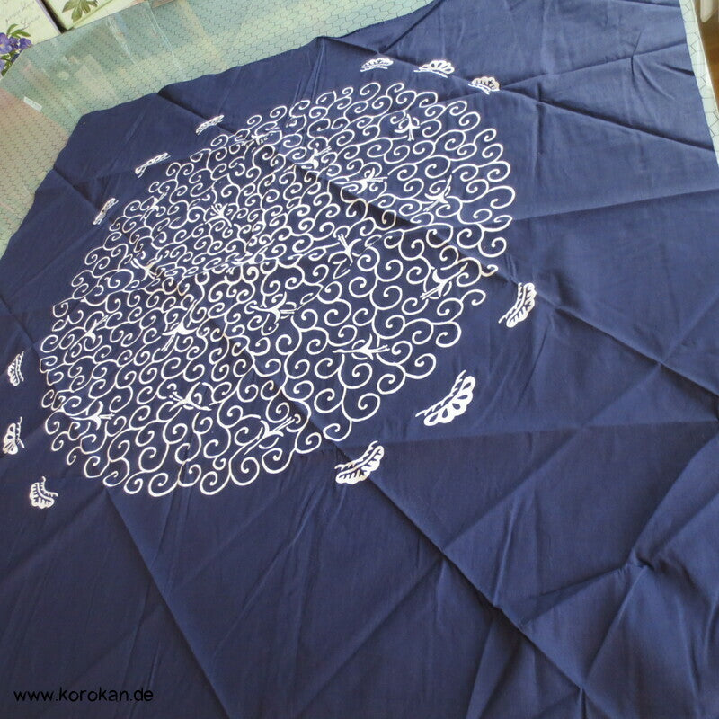 großes Furoshiki, Arabeskenkreis mit Kranichen und Pinien