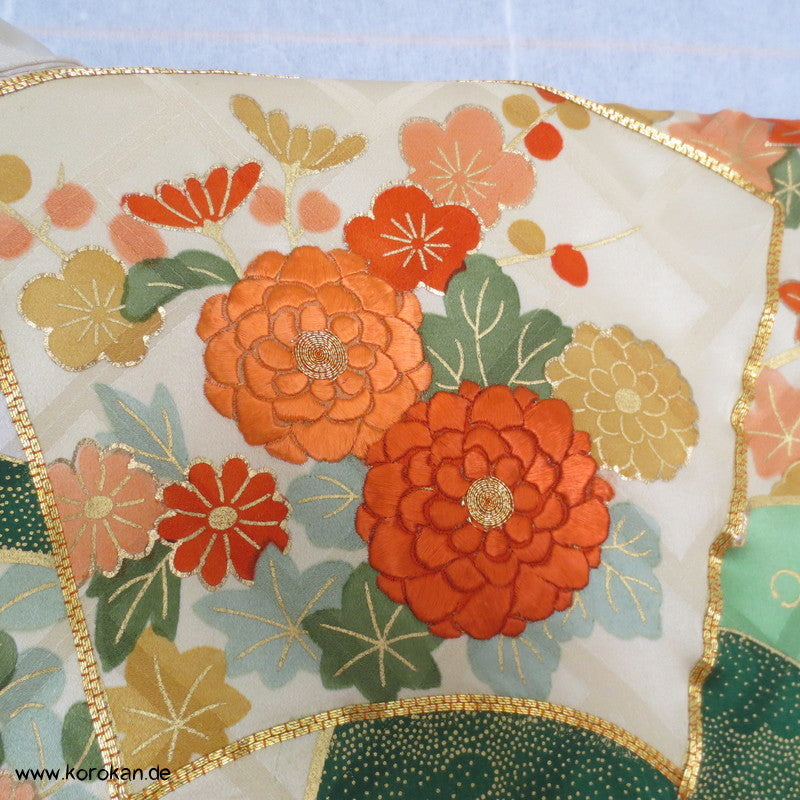 "2" Fächer und Kiku, Golddruck/ -stickerei Seidendamast Homongi Kimono