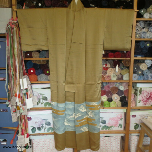 Wellenstreifen Yamato Irotomesode Seidendamast Kimono, messing