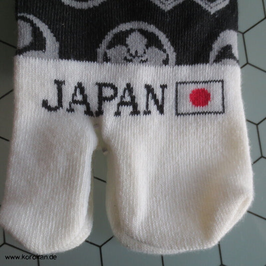 Tabi Socken schwarz weiß mit Mon und aufgesticktem Kanji