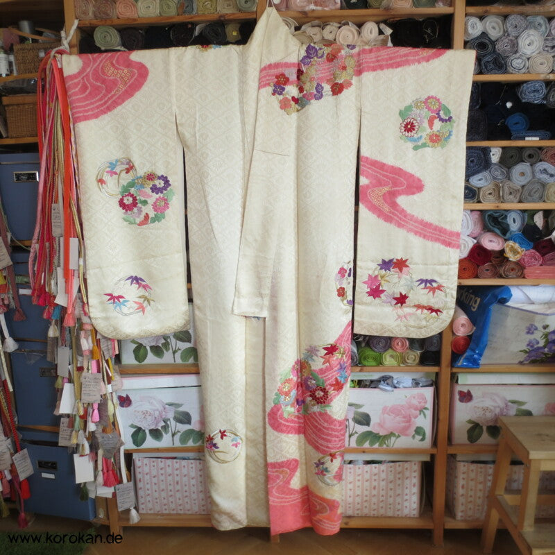 Stickereiblütenrondelle Furisode Diamantrauten Seidendamast Kimono, Shibori