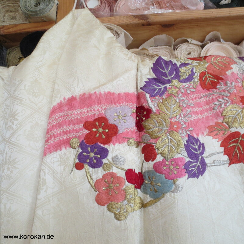 Stickereiblütenrondelle Furisode Diamantrauten Seidendamast Kimono, Shibori