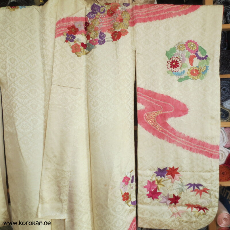 Stickereiblütenrondelle Furisode Diamantrauten Seidendamast Kimono, Shibori