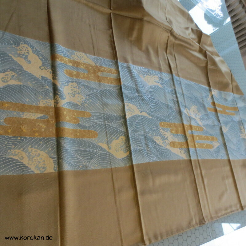 Wellenstreifen Yamato Irotomesode Seidendamast Kimono, messing