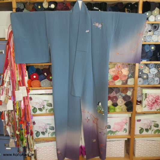 spielendes Kind mit Flechtbänder und Blüten Homongi Seidencrepe Kimono