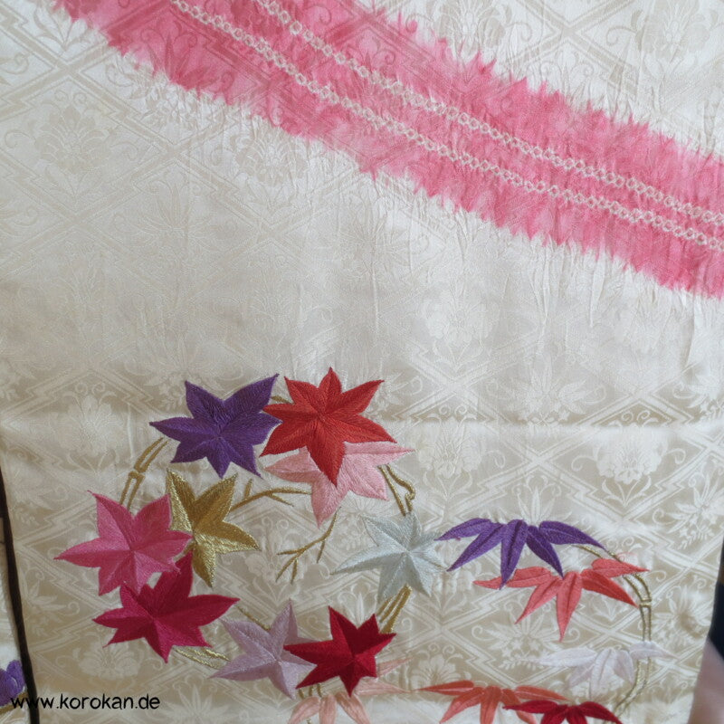 Stickereiblütenrondelle Furisode Diamantrauten Seidendamast Kimono, Shibori