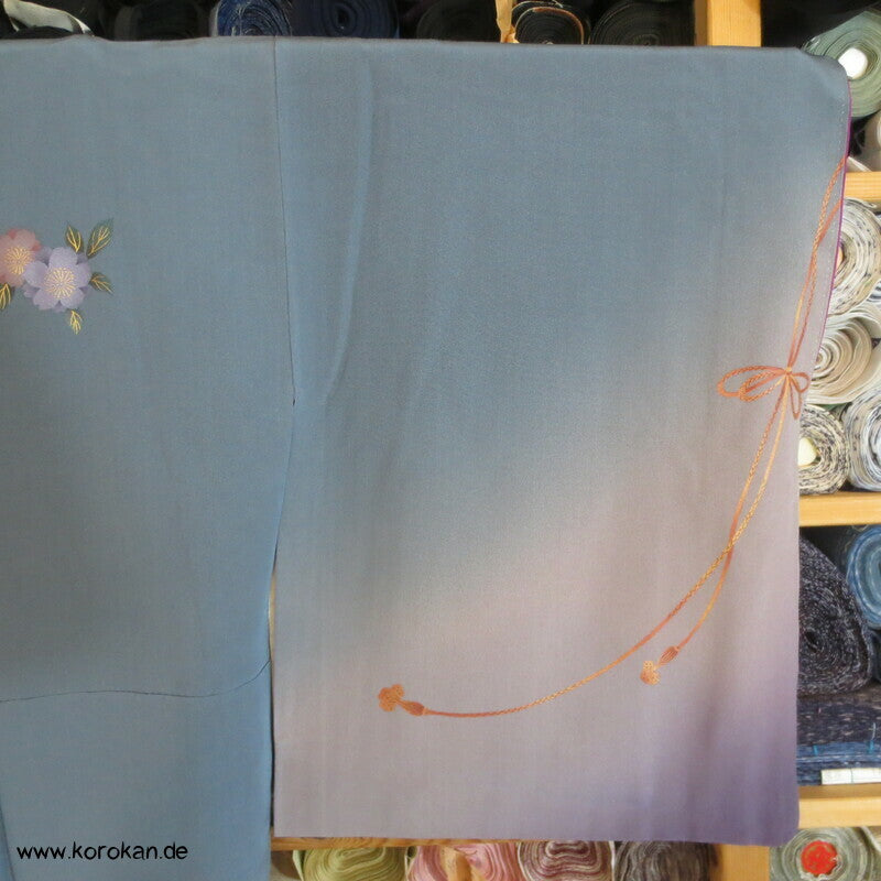spielendes Kind mit Flechtbänder und Blüten Homongi Seidencrepe Kimono