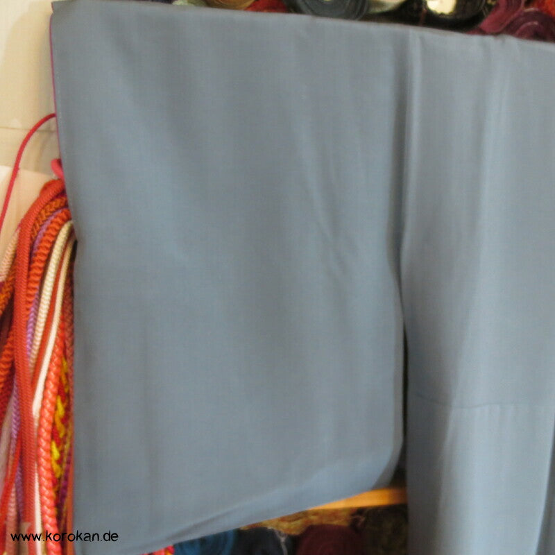 spielendes Kind mit Flechtbänder und Blüten Homongi Seidencrepe Kimono