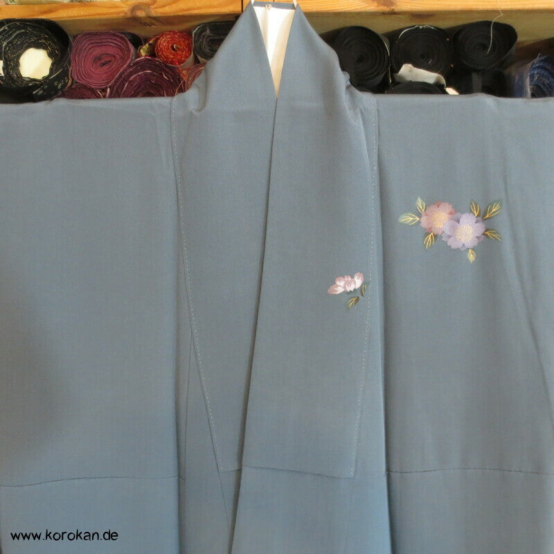 spielendes Kind mit Flechtbänder und Blüten Homongi Seidencrepe Kimono