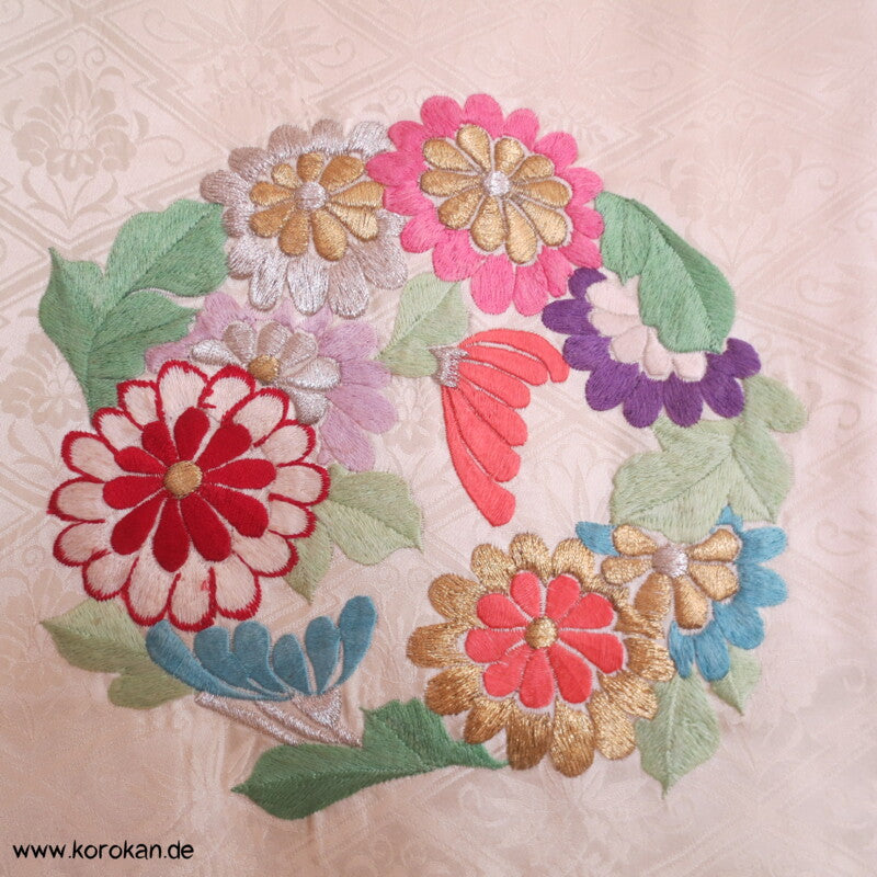 Stickereiblütenrondelle Furisode Diamantrauten Seidendamast Kimono, Shibori
