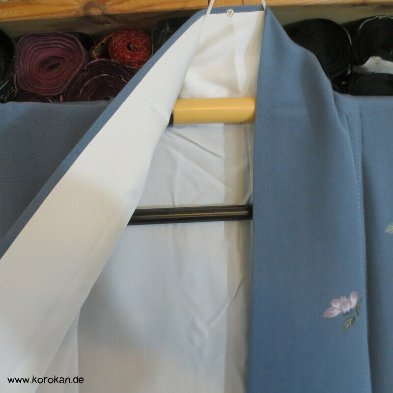 spielendes Kind mit Flechtbänder und Blüten Homongi Seidencrepe Kimono
