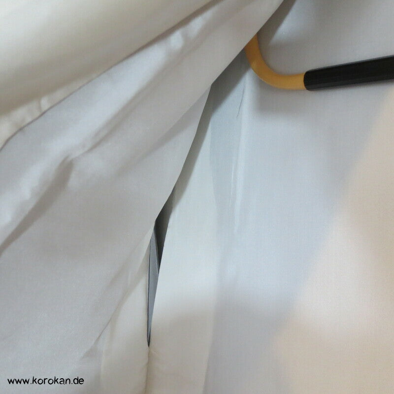 spielendes Kind mit Flechtbänder und Blüten Homongi Seidencrepe Kimono