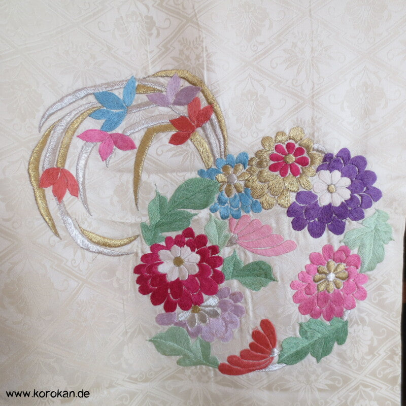 Stickereiblütenrondelle Furisode Diamantrauten Seidendamast Kimono, Shibori