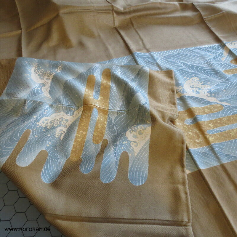 Wellenstreifen Yamato Irotomesode Seidendamast Kimono, messing