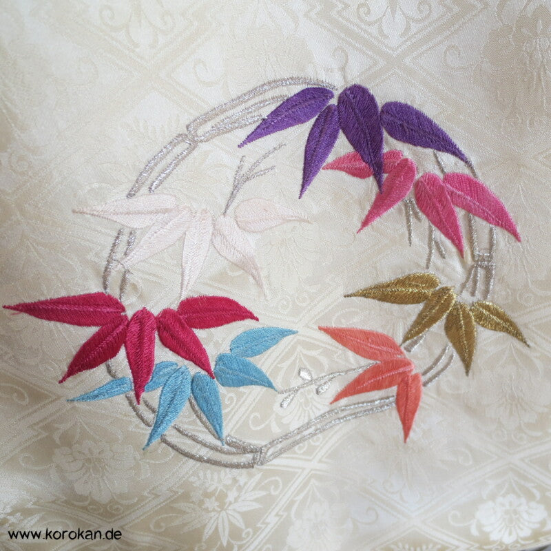 Stickereiblütenrondelle Furisode Diamantrauten Seidendamast Kimono, Shibori
