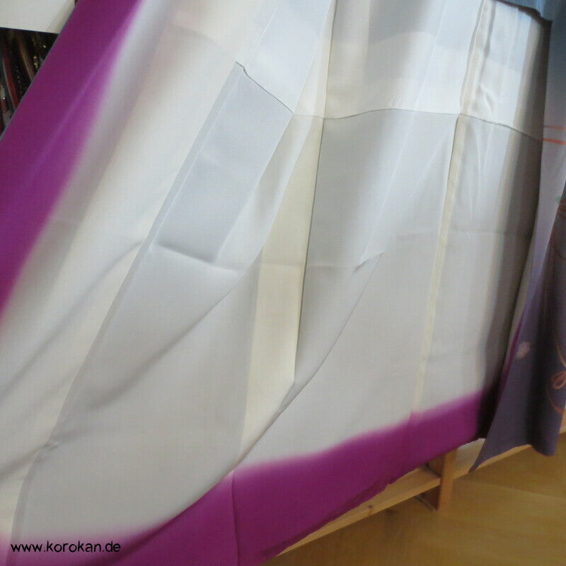 spielendes Kind mit Flechtbänder und Blüten Homongi Seidencrepe Kimono