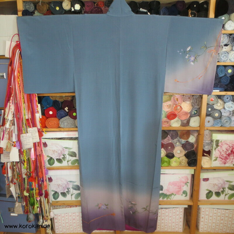 spielendes Kind mit Flechtbänder und Blüten Homongi Seidencrepe Kimono