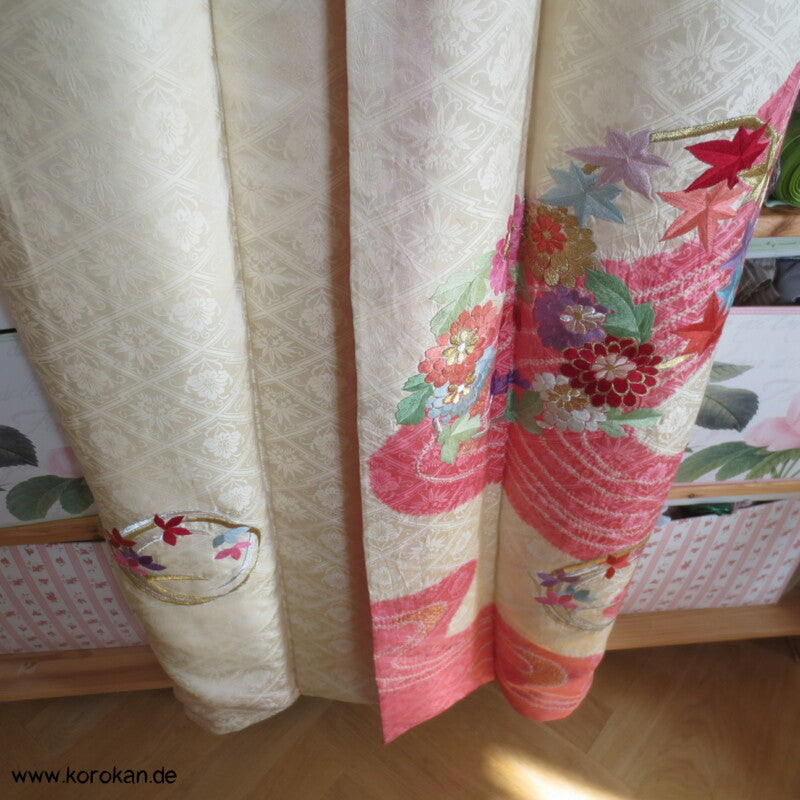Stickereiblütenrondelle Furisode Diamantrauten Seidendamast Kimono, Shibori