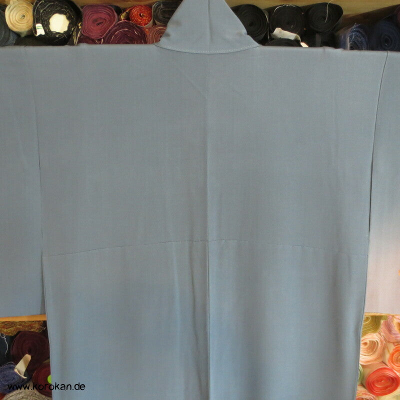 spielendes Kind mit Flechtbänder und Blüten Homongi Seidencrepe Kimono