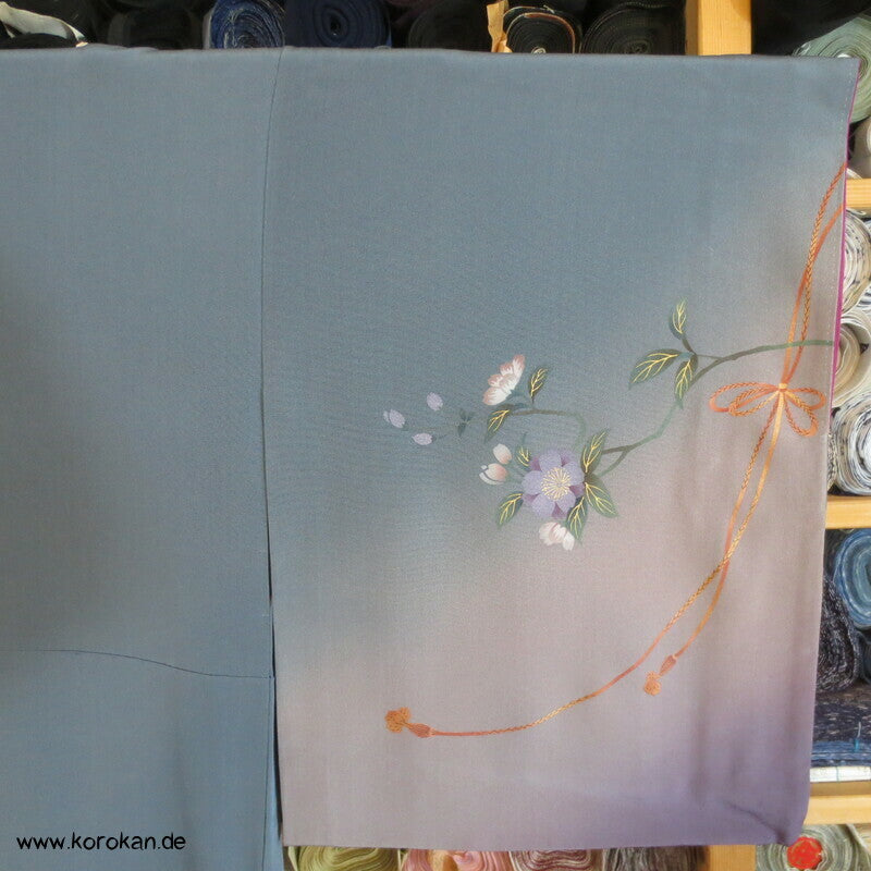 spielendes Kind mit Flechtbänder und Blüten Homongi Seidencrepe Kimono