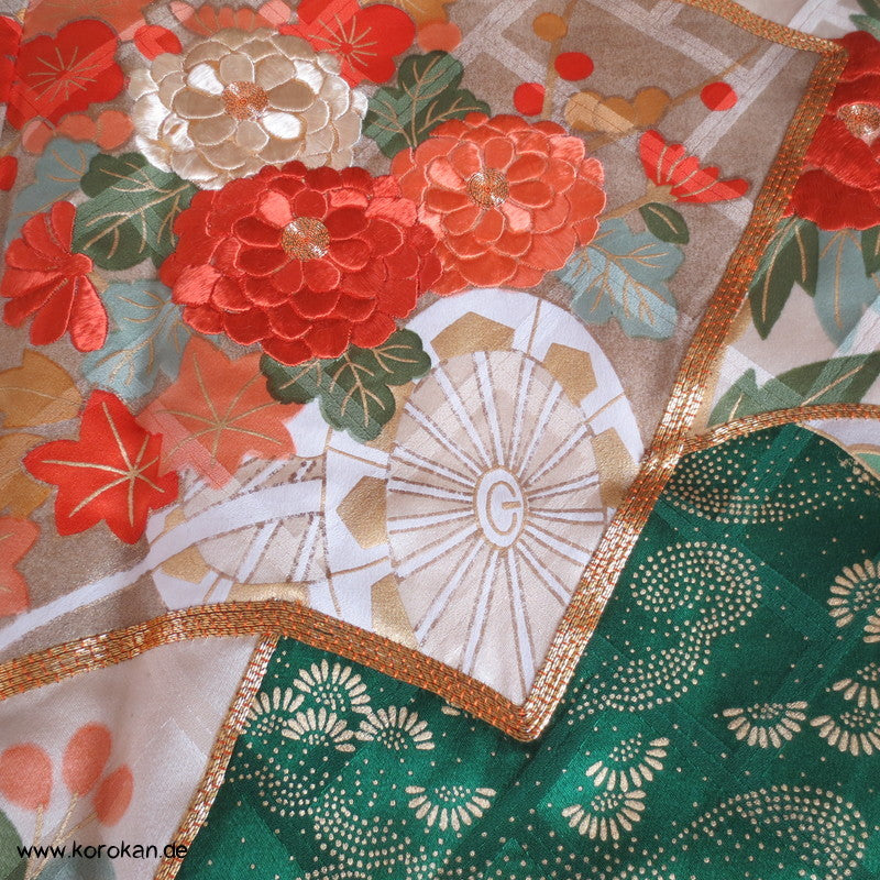 "2" Fächer und Kiku, Golddruck/ -stickerei Seidendamast Homongi Kimono