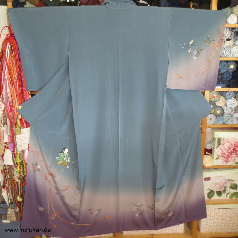 spielendes Kind mit Flechtbänder und Blüten Homongi Seidencrepe Kimono